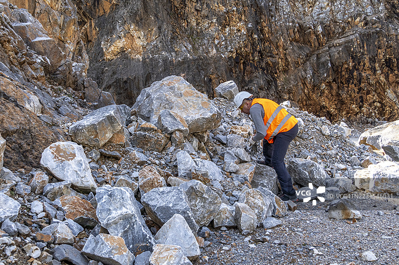 地质学家在检查矿山，探险者收集土壤样本以寻找矿物。图片素材