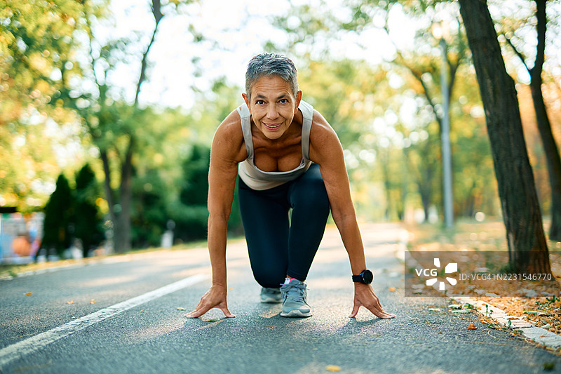 一位年长女性在公园准备跑步图片素材