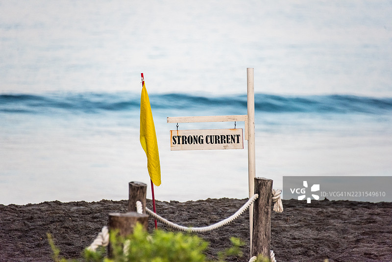 龙目岛海滩上的强流警告标志图片素材