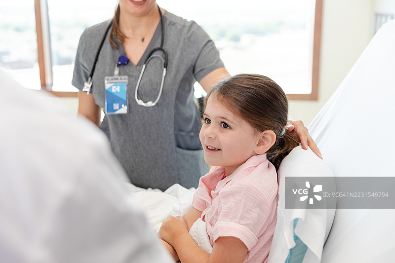 快乐的儿童在医院病房里与医生互动图片素材