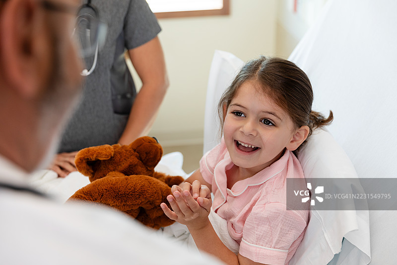 快乐的儿童患者与医生和护士在医院里图片素材