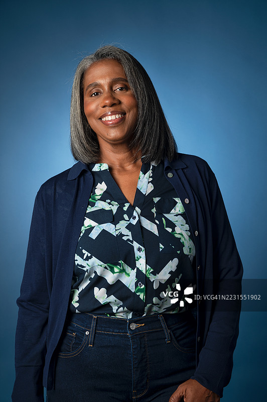 中年非裔美国女性的工作室肖像图片素材