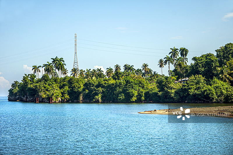 古巴关塔那摩巴拉科阿的马瓜纳海滩。自然景观与碧蓝的海洋。图片素材