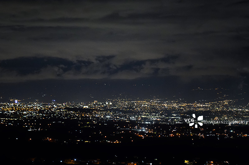 夜空下多云的城市夜景灯光璀璨图片素材