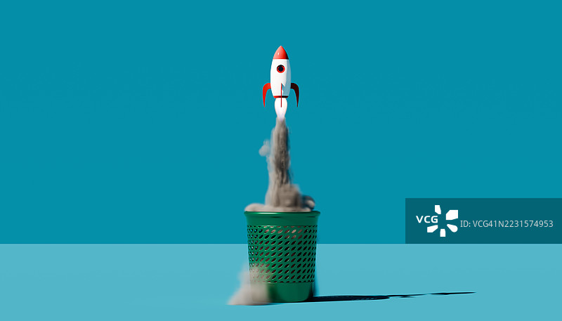 从废物中崛起 – 玩具火箭从垃圾中发射，带着烟雾轨迹图片素材