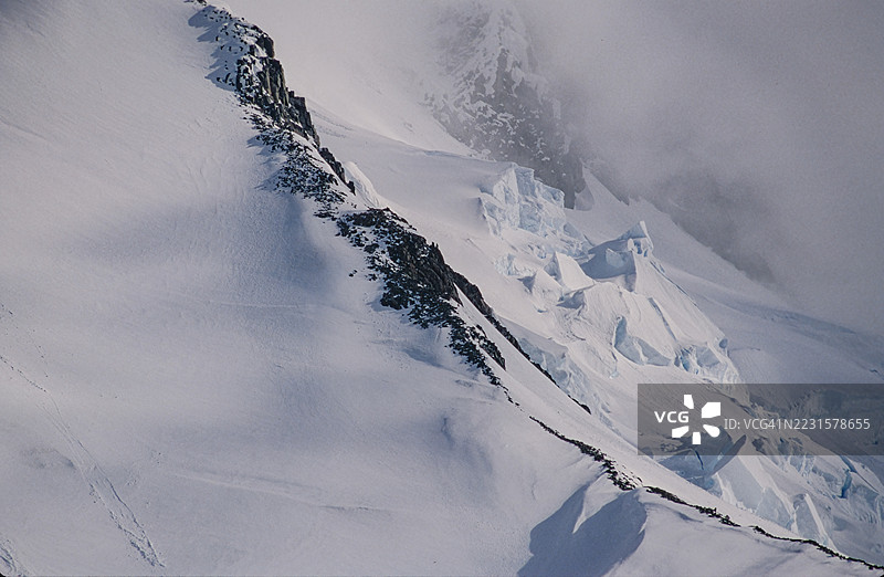 南极洲库维尔岛附近的格尔拉赫海峡雪山和冰川。图片素材