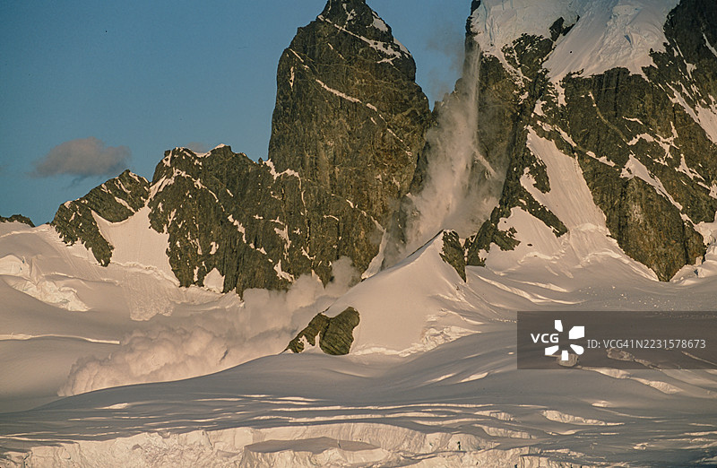 雪崩从陡峭的山上滑落。库弗维尔岛，南极洲。图片素材