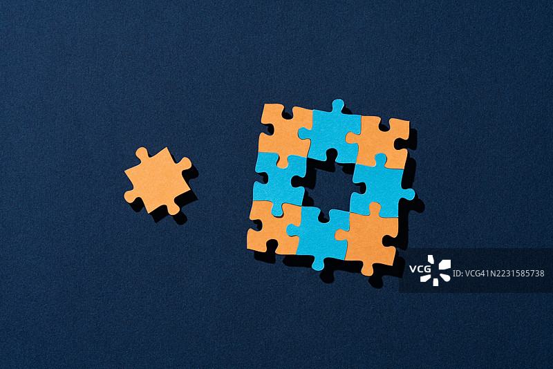 即将完成的拼图，最后一块拼图正在放入中图片素材