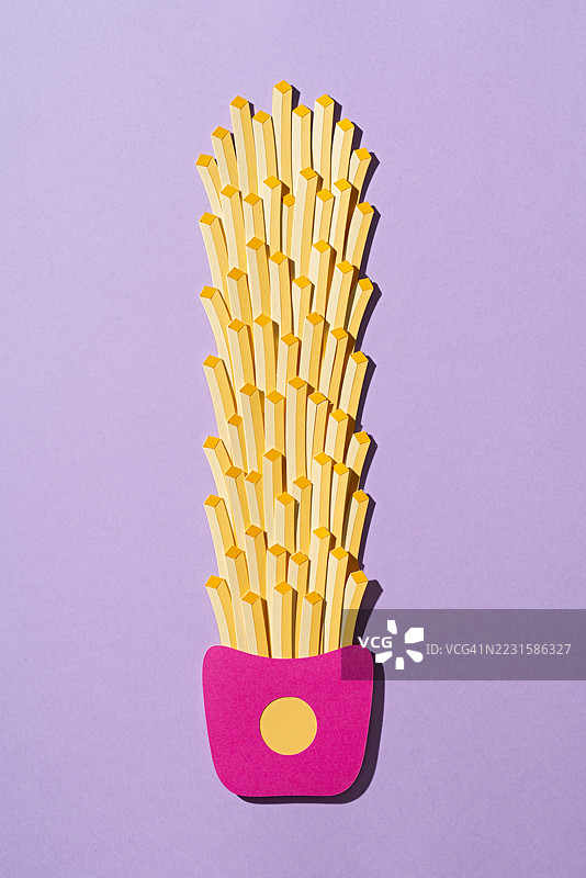 一堆超大份的法式炸薯条，配有纸盒，纸艺制作图片素材