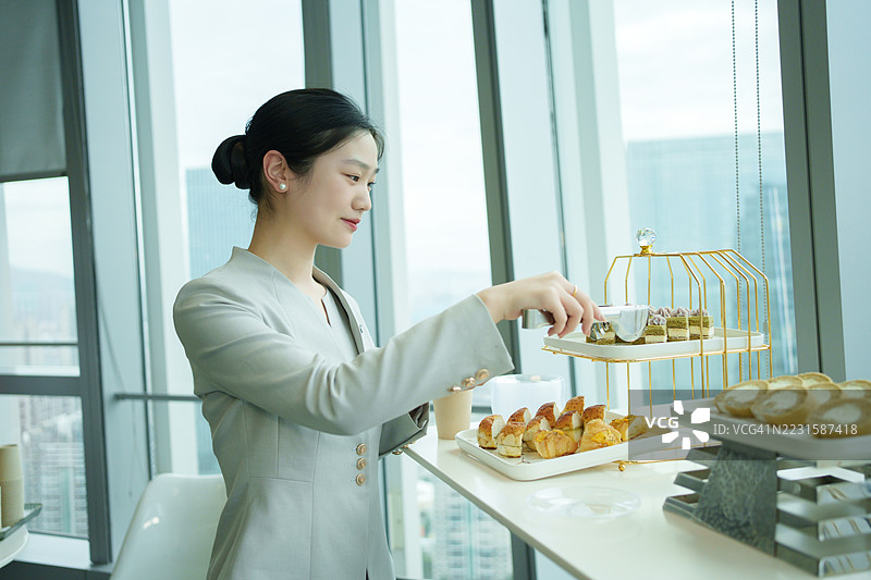 亚洲商业高管享受自助下午茶图片素材