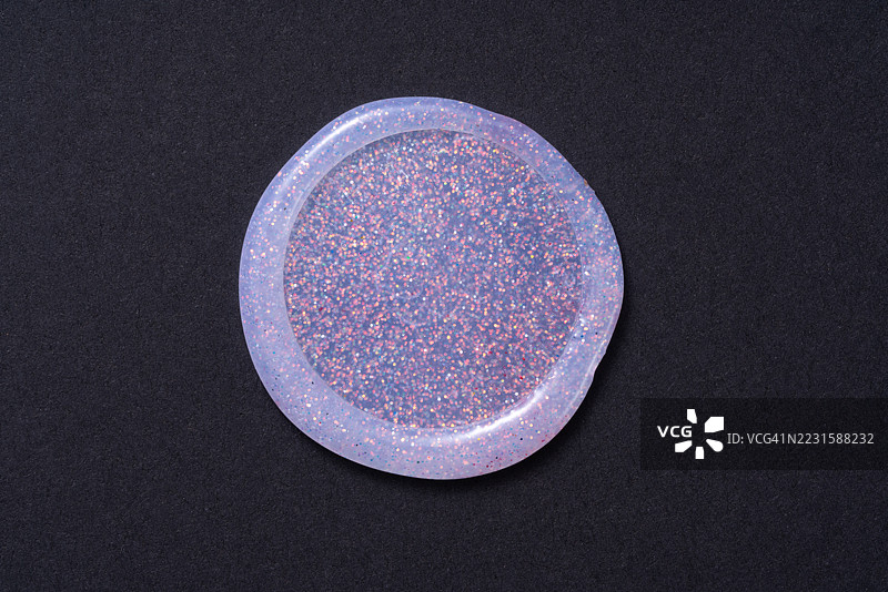 黑色背景上的粉色蜡封印图片素材