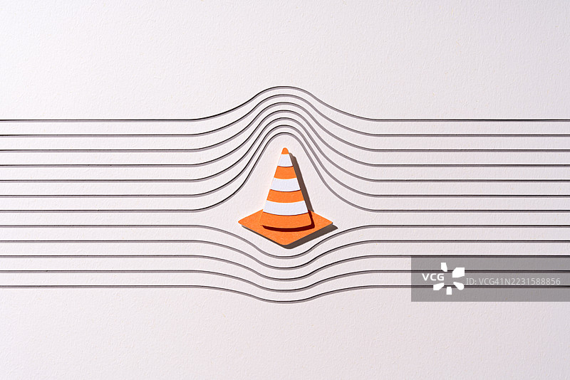 多条路线转弯以避开交通锥障碍图片素材