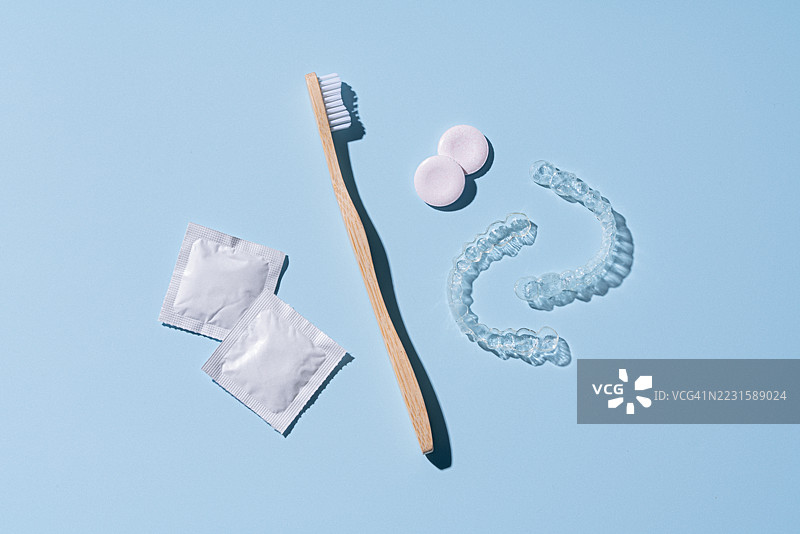 清洁隐形透明牙套的刷子和清洁剂图片素材
