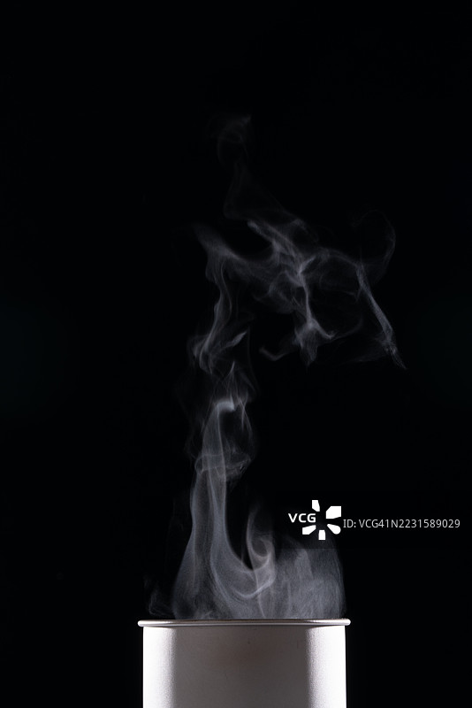 黑色背景上热饮冒出的蒸汽图片素材