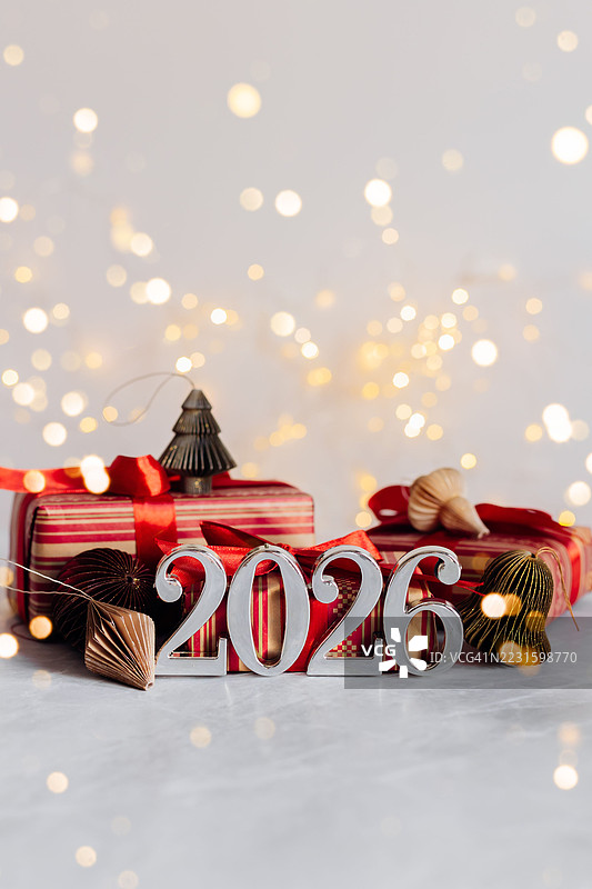 节日新年2026装饰，配有礼物和饰品。圣诞节和新年概念。节日贺卡。图片素材