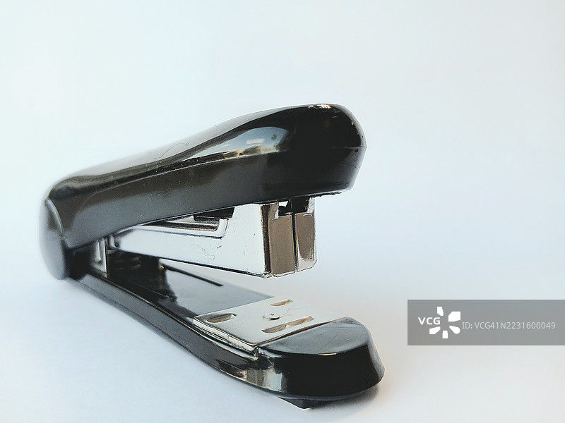 黑色订书机特写，背景为白色，办公用品和文具概念。图片素材