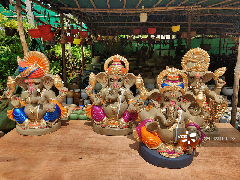 环保的陶土甘尼许雕像/偶像在市场上出售/甘尼许节/印度图片素材
