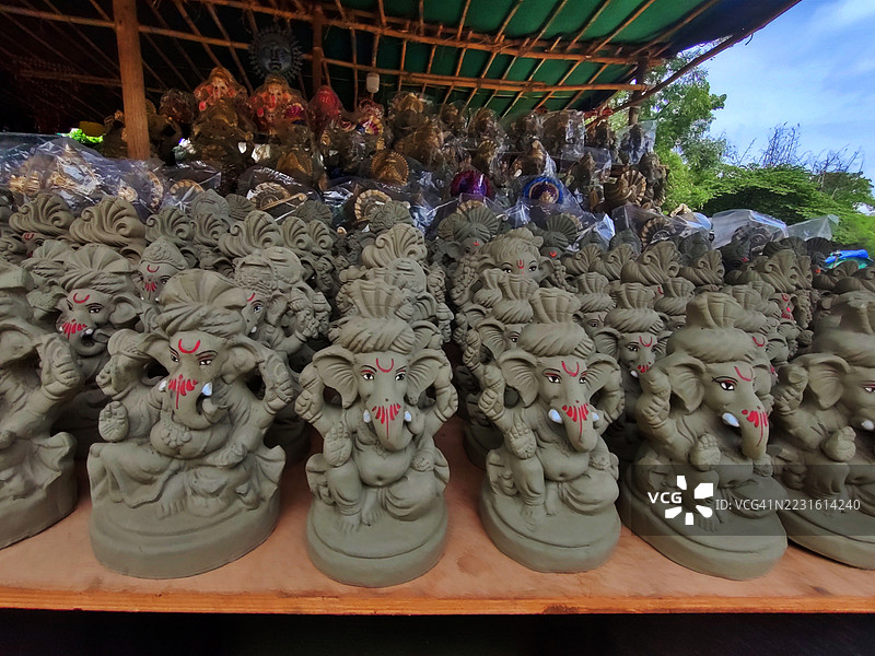 环保的陶土甘尼许雕像/偶像在市场上出售/甘尼许节/印度图片素材