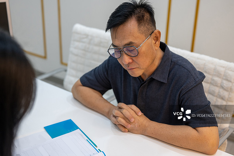 面对不确定性：患者的担忧图片素材