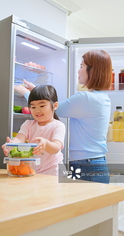 亚洲母亲在厨房教育孩子图片素材