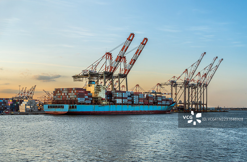 纽瓦克港的货船和龙门起重机图片素材