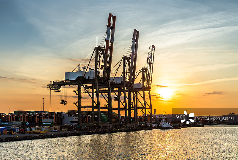 纽瓦克港的码头起重机日落景观图片素材