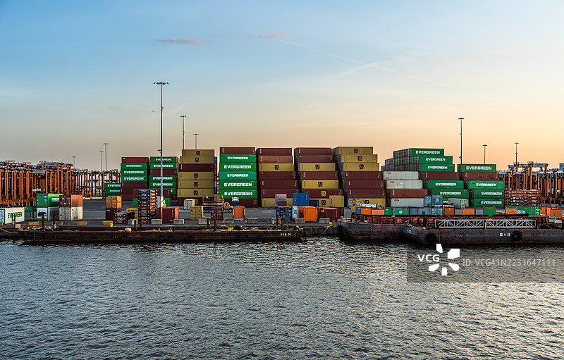 纽瓦克港码头上的货运集装箱图片素材