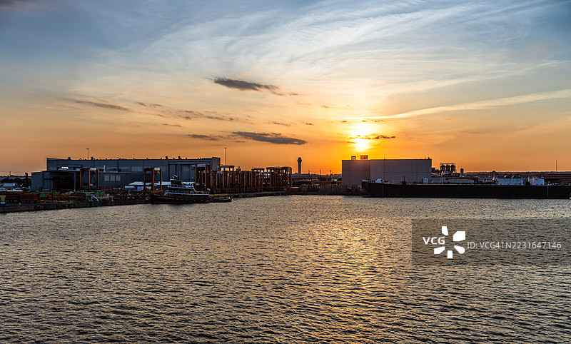 纽瓦克港码头上的跨叉车图片素材