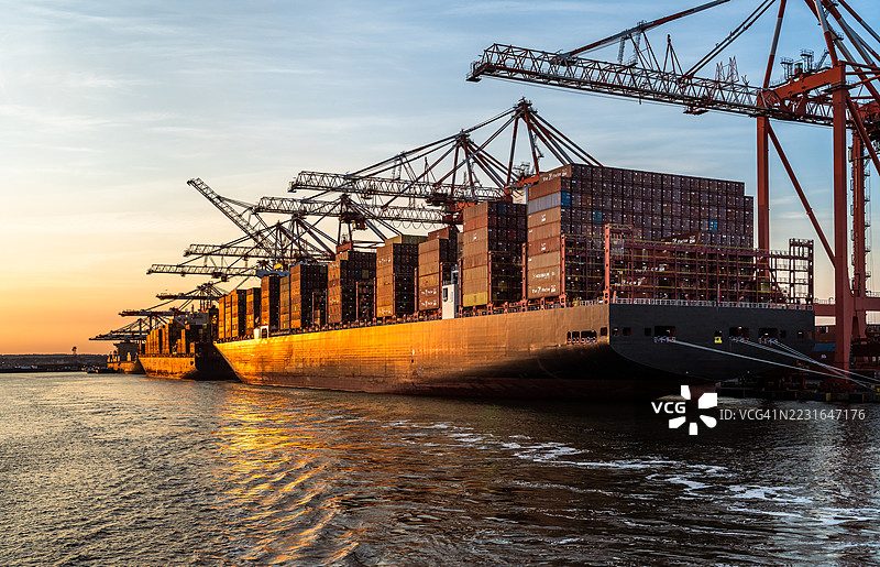 纽瓦克港的货船和龙门起重机图片素材