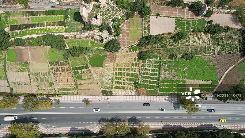 伊斯坦布尔历史城墙外的道路和城市花园的鸟瞰图图片素材