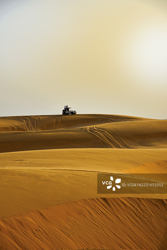杰普沙漠越野车在贾伊萨尔梅尔的沙丘上探险图片素材