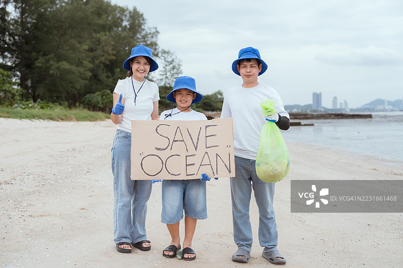 志愿者在海滨地区参与海滩清理活动，以促进海洋保护图片素材
