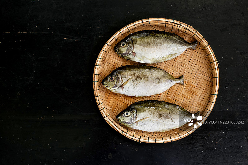 竹制托盘上的咸淡水鱼图片素材