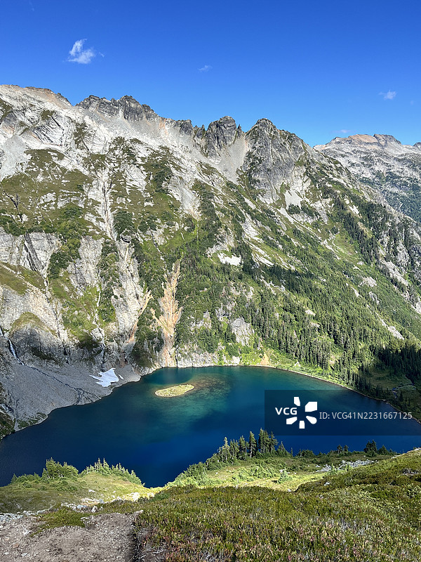 美丽的怀疑湖从萨哈勒臂小径上俯瞰而去图片素材