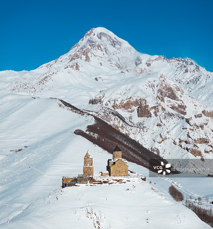 格尔盖提三位一体教堂与卡兹别克山背景图片素材