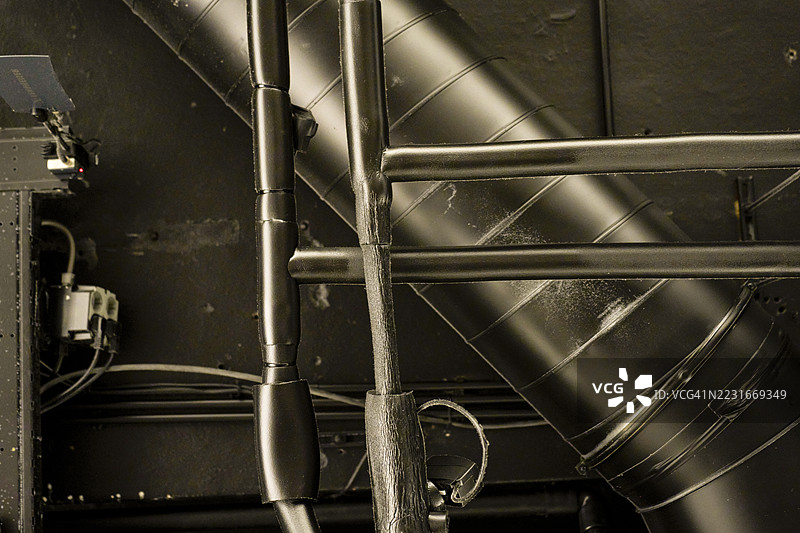 黑色通风管穿过金属结构图片素材