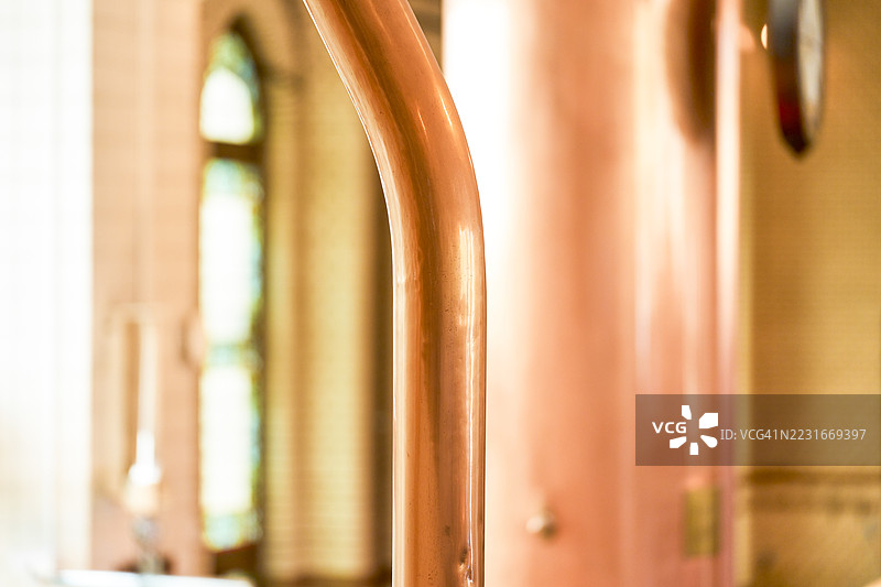 闪亮的铜管在酿酒厂中，展示传统工艺图片素材