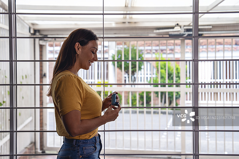 在家中拿着哮喘吸入器的女性图片素材