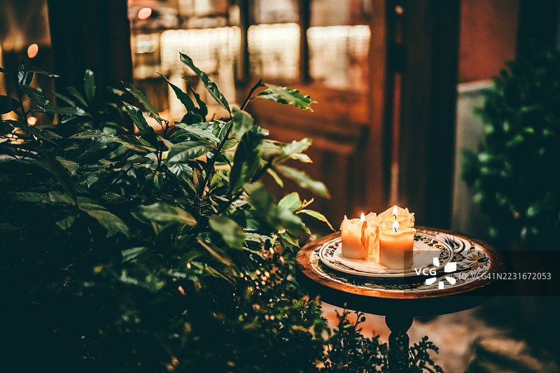 户外盘子上的燃烧蜡烛图片素材