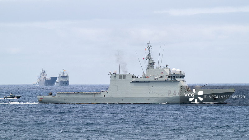 参加军事海军阅兵的军舰图片素材