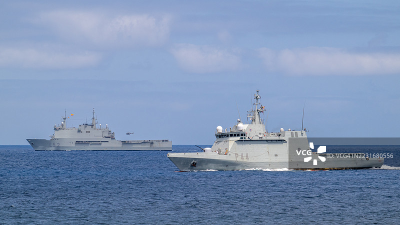 西班牙海军军舰在军事海上阅兵中编队航行图片素材