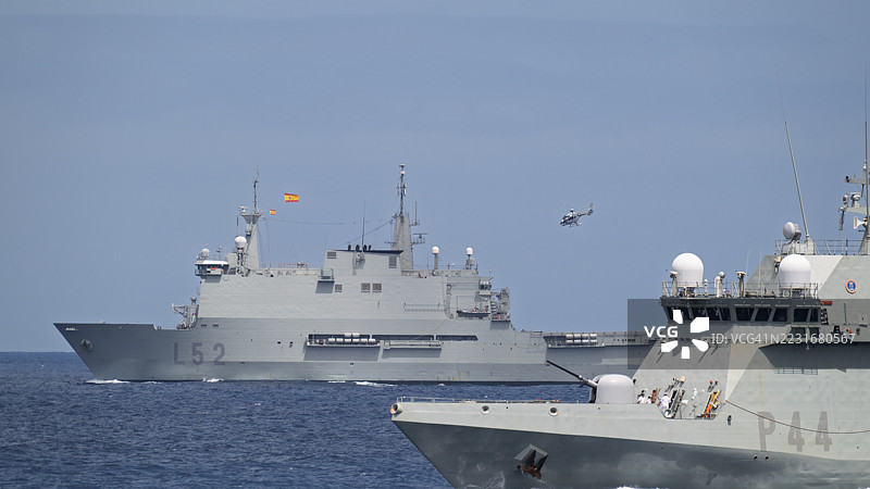 西班牙海军舰艇在军事演习中编队航行图片素材