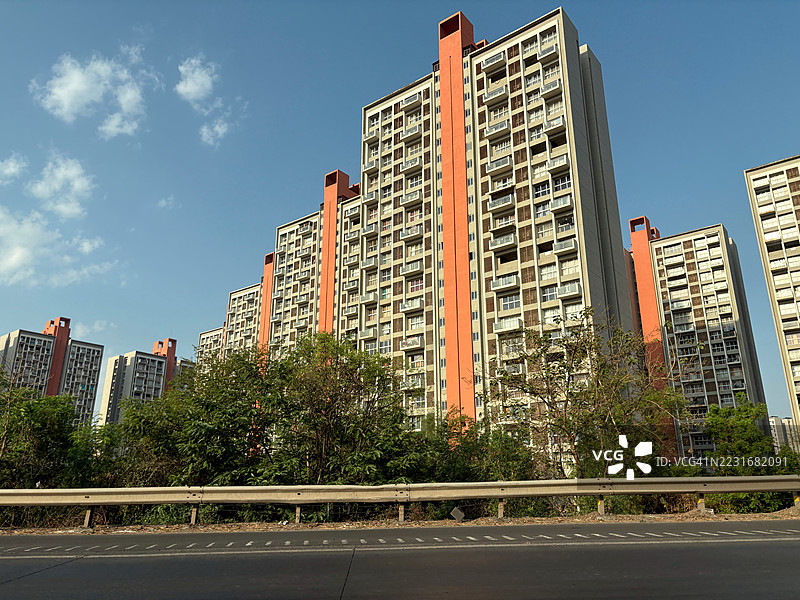 沿着浦那-孟买高速公路的住宅建筑发展。图片素材