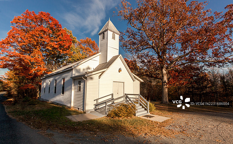 弗吉尼亚州的中橡树浸信会教堂在秋季图片素材