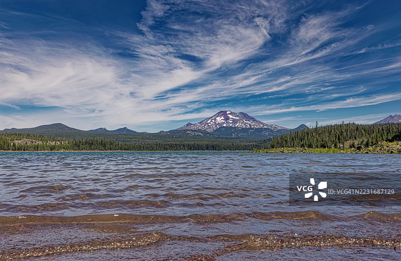 埃尔克湖和巴奇勒山图片素材
