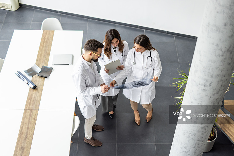 医疗团队在医院会议室检查X光扫描图像图片素材