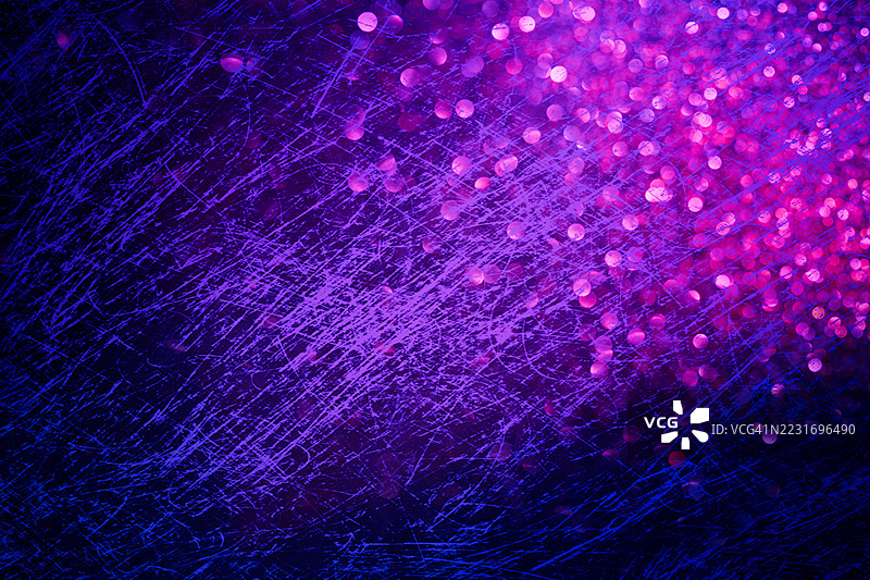 抽象的蓝色和紫色划痕表面，带有散景光效图片素材
