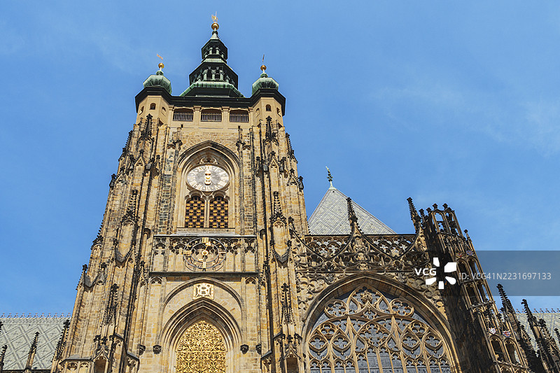 从低角度看布拉格圣维特大教堂的正面图片素材