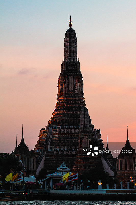 湄南河畔的黎明寺在黄昏时分图片素材