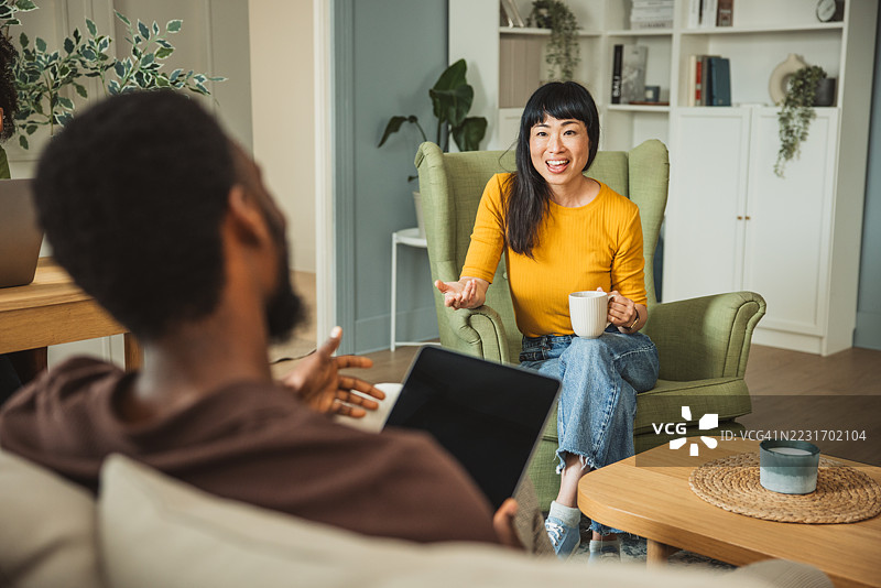 同事们在灵活办公空间内图片素材